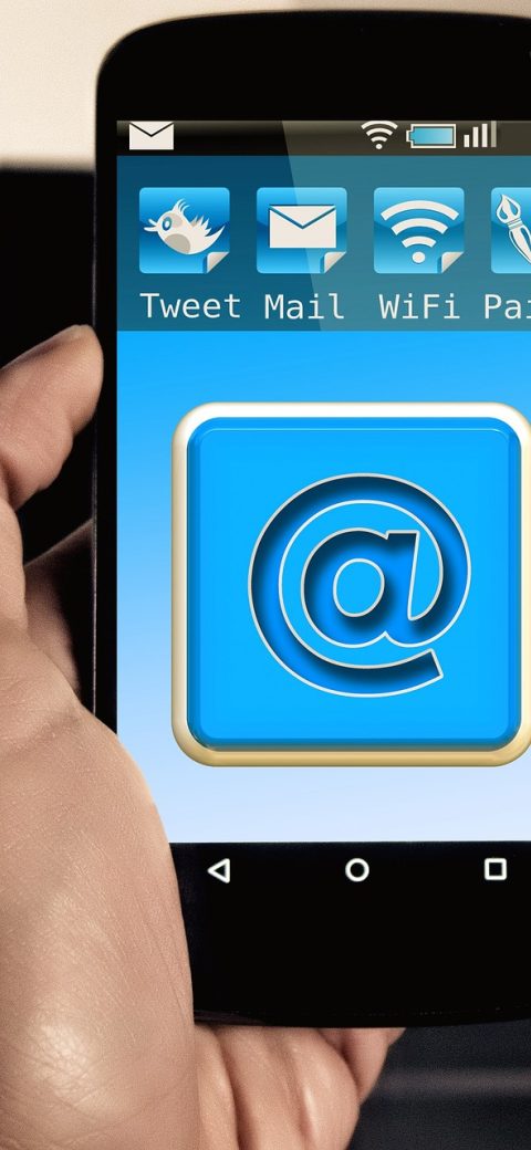 筱田优 App 首页归档界面，竖向手机屏幕里按月份排列的卡片自上而下铺开，霓虹绿标题在深色背景上格外清晰